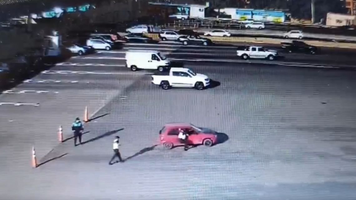 Caos en la autopista Buenos Aires – La Plata por un hombre que quiso dispararle a un policía