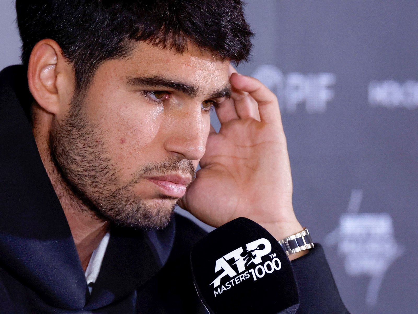 Carlos Alcaraz se bajó del Masters 1000 de Madrid por lesión y enciende las alarmas en París, ¿podrá defender su corona en Roland Garros?