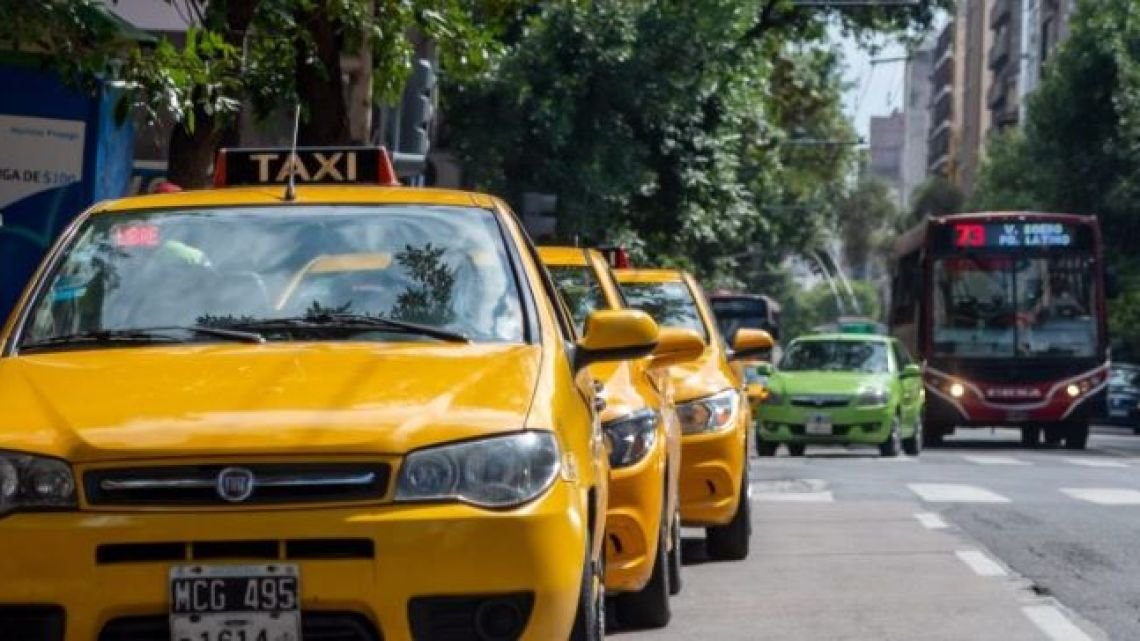 Carnet de conductor profesional para taxis y remises: impulsan extender la vigencia hasta los 76 años