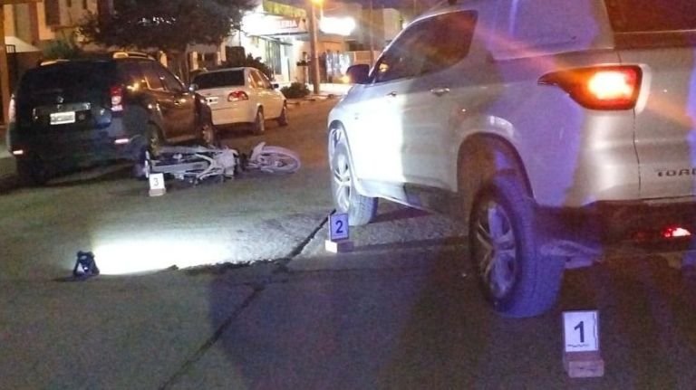 Choque en moto: una mujer y una adolescente resultaron heridas tras impactar contra una camioneta