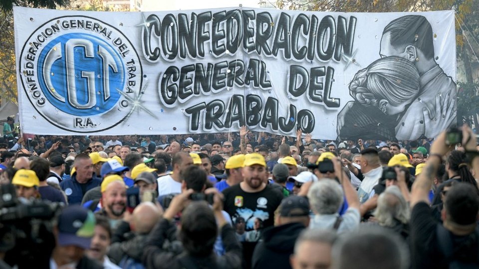 Con una multitudinaria marcha la CGT hizo oír sus reclamos al gobierno | “El trabajo es sagrado”