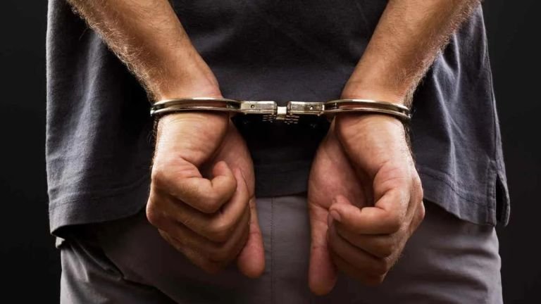 Condenan a un hombre por agredir a su pareja y violar cuatro veces una orden de restricción