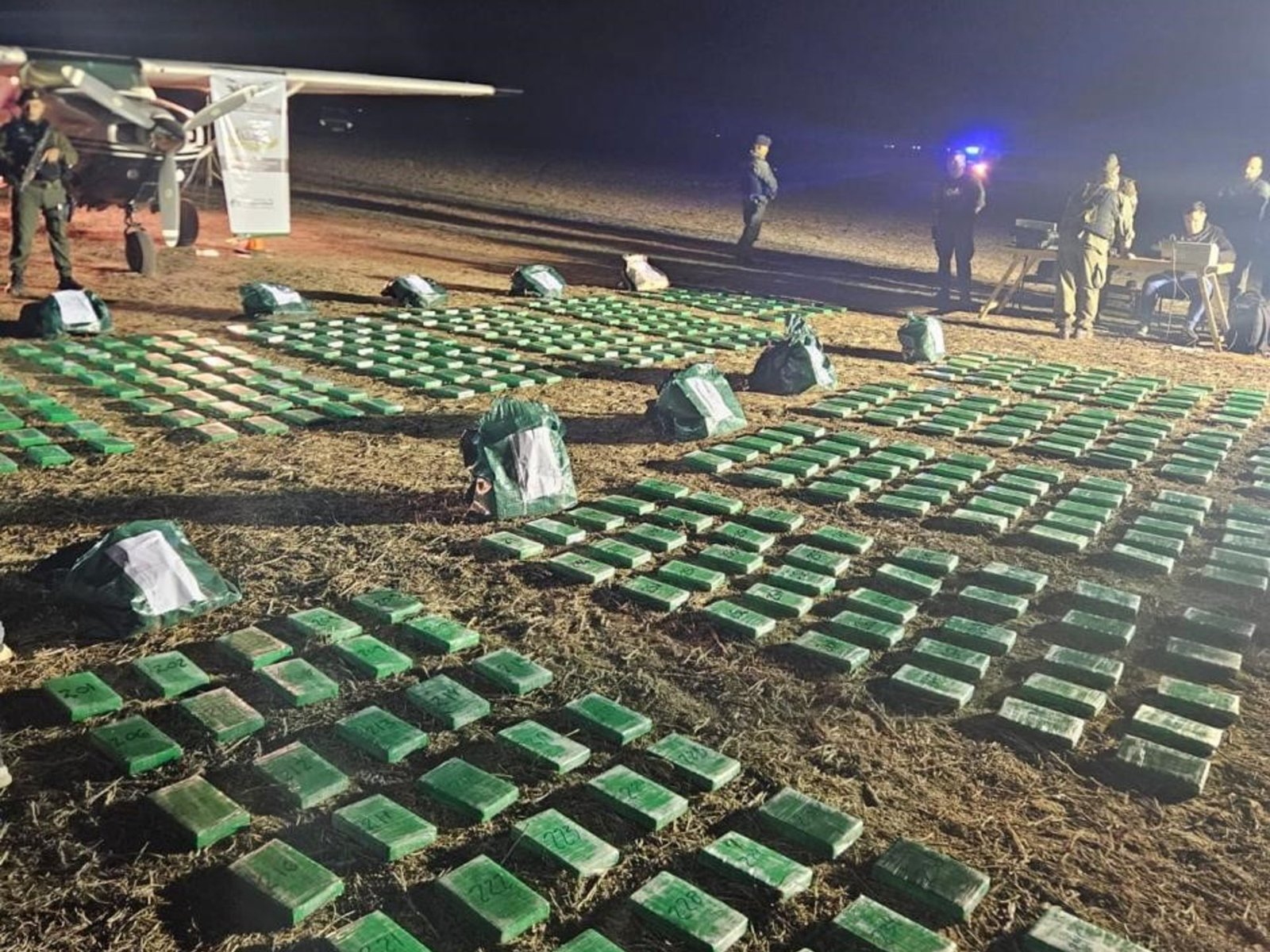 Condenan al piloto militar boliviano que llevaba casi media tonelada de cocaína en una avioneta