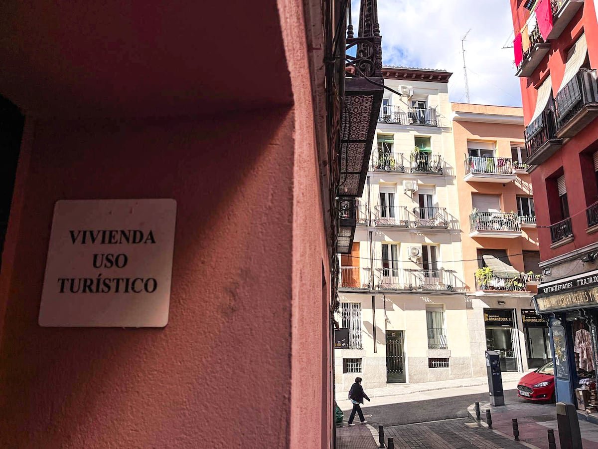 Consumo presiona a Almeida para que tome medidas urgentes contra los pisos turísticos | Noticias de Madrid