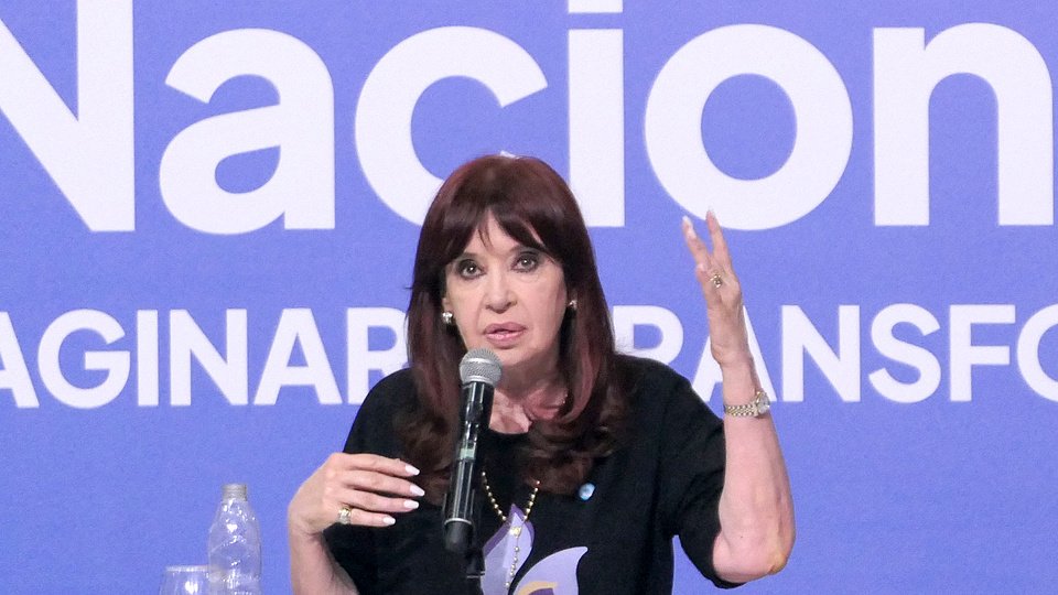Cristina Kirchner le apuntó a Javier Milei por debilitar el reclamo por Malvinas | “Sobreideologización, desfinanciamiento y mala praxis diplomática”