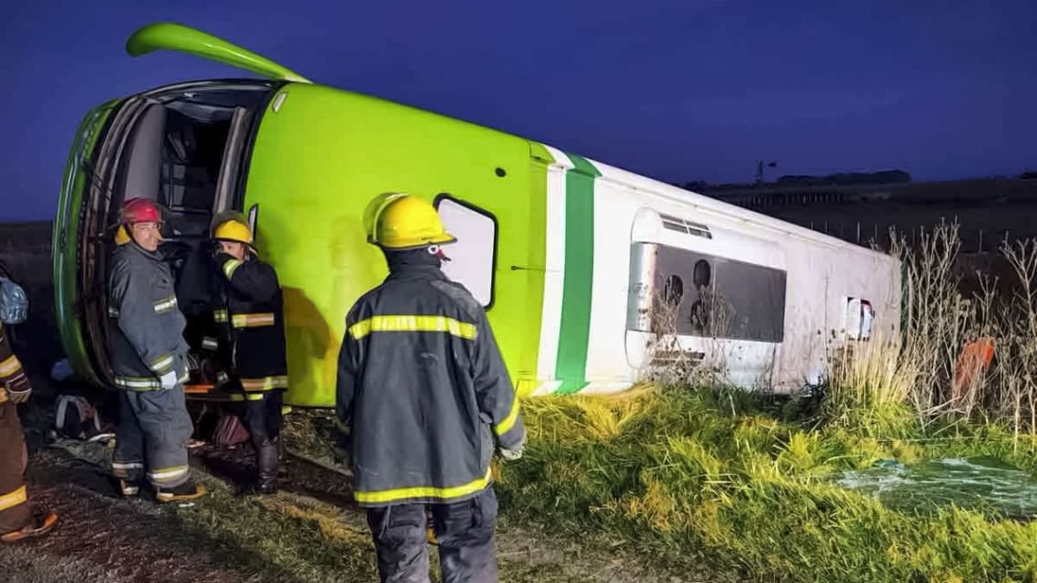 Cuatro muertos por el vuelco de un micro de Vía Tac que iba desde Bahía Blanca a La Plata