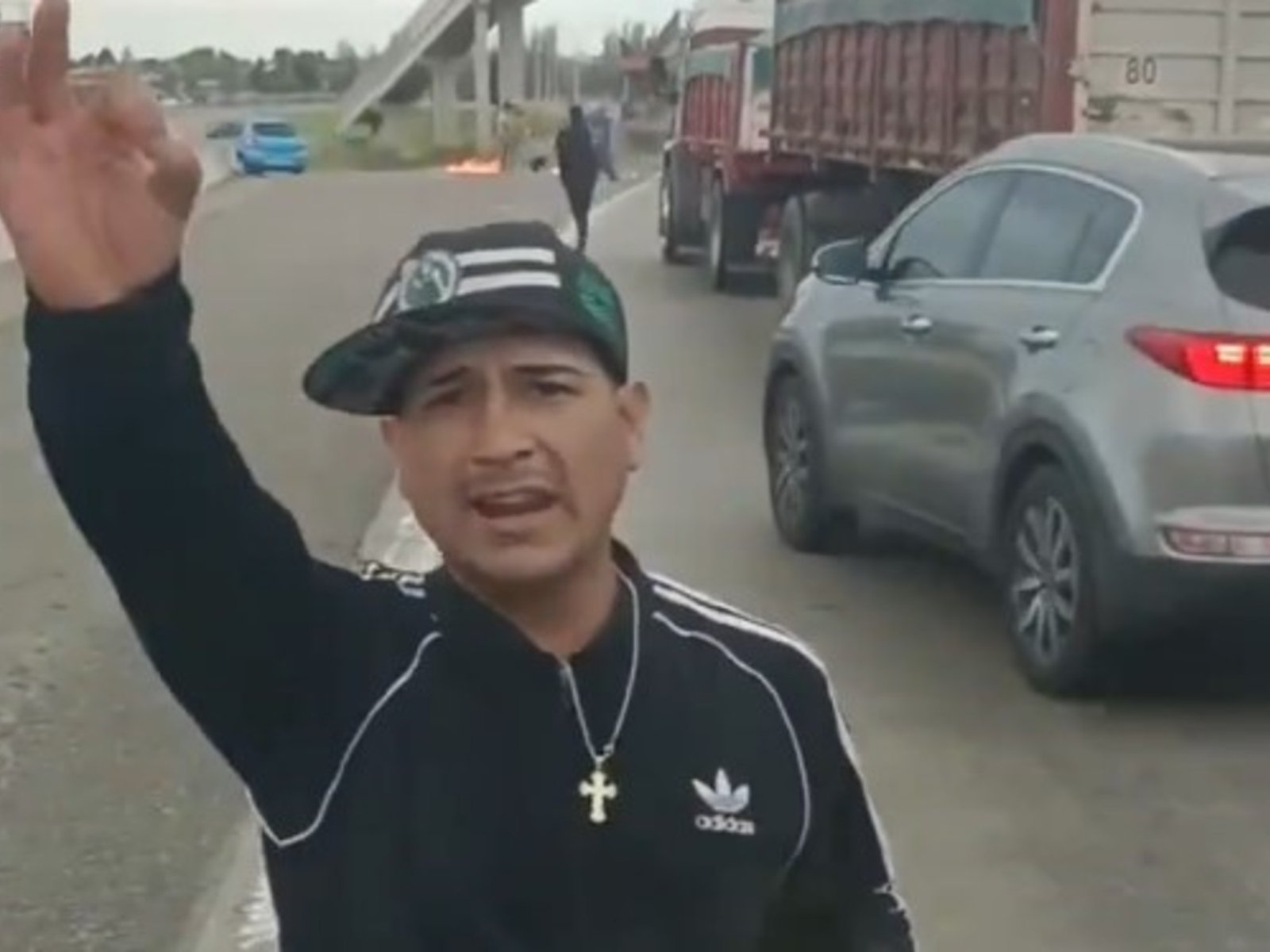 “Dame una monedita, 200 pesos o no te dejo pasar”