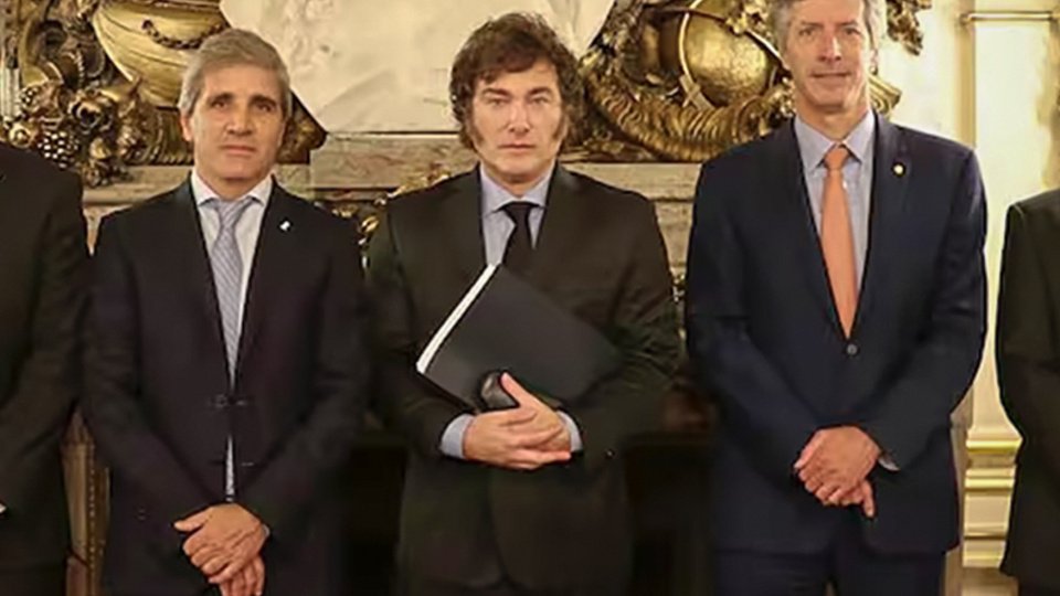 Denunciaron a Javier Milei, Luis Caputo y Santiago Bausili por “malversación de caudales públicos” | Tras la venta de 400 millones de dólares del viernes pasado