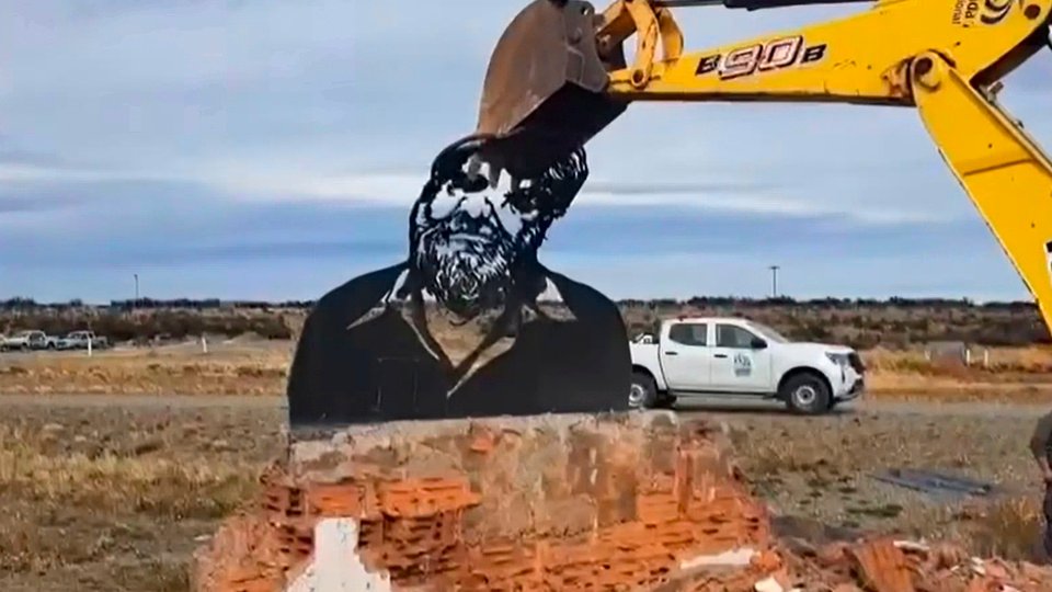 Despidieron de Vialidad Nacional a los responsables de destruir el monumento de Osvaldo Bayer | Paulo Croppi y Raúl Bórquez estaban a cargo del Distrito 23