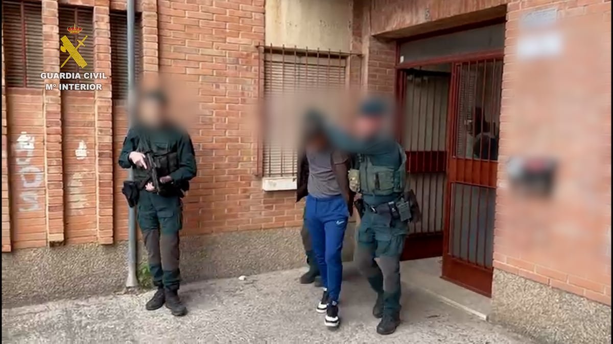Detenido en Murcia un presunto yihadista que recopilaba fotos de policías y buscaba armas | España