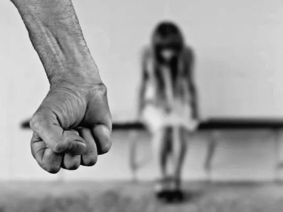 Detenido en la Terminal tras agredir a su pareja: la víctima pidió ayuda con el rostro golpeado