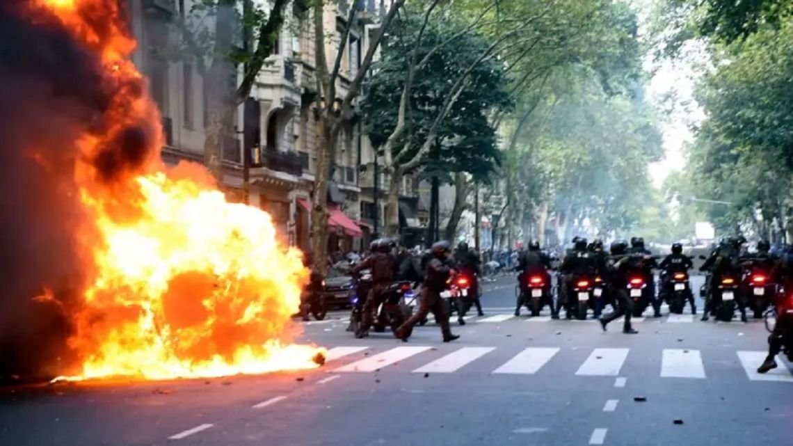 Detuvieron a un hincha de Defensores de Belgrano acusado de atacar un patrullero en la marcha de los jubilados