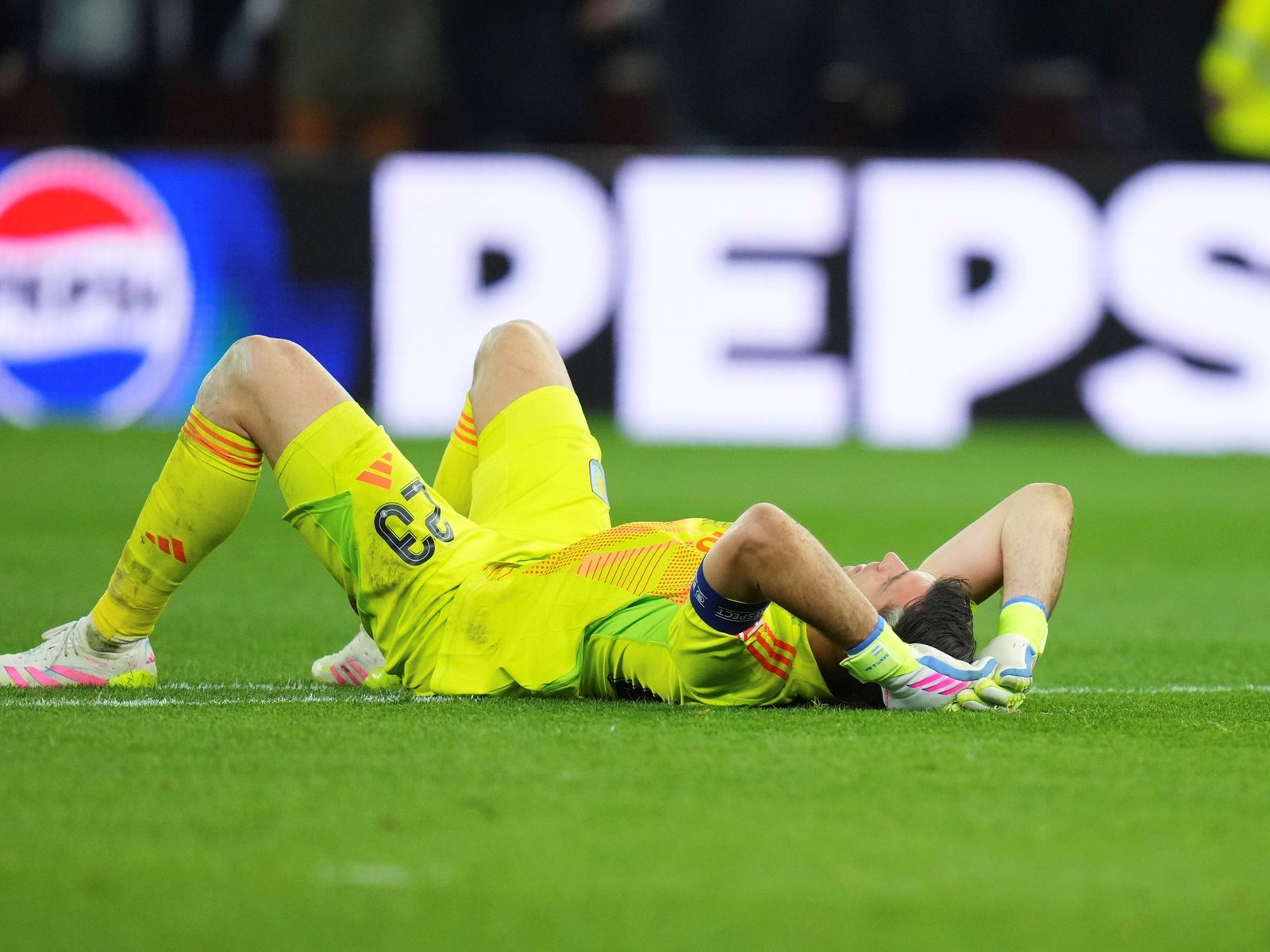 Dibu Martínez demostró que es humano y falló en un gol del PSG pero nada hará olvidar su gran Champions League con el Aston Villa
