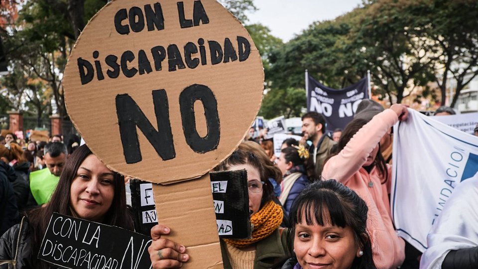 Discapacidad: más que una auditoría, una excusa para ajustar | El método del Gobierno para recortar más de 200 mil pensiones