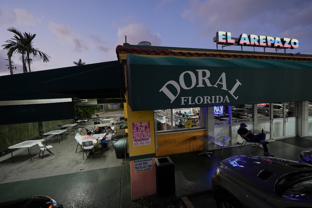 Doral “traiciona” a su comunidad: la policía local colaborará con el ICE para detener a migrantes | Inmigración en Estados Unidos