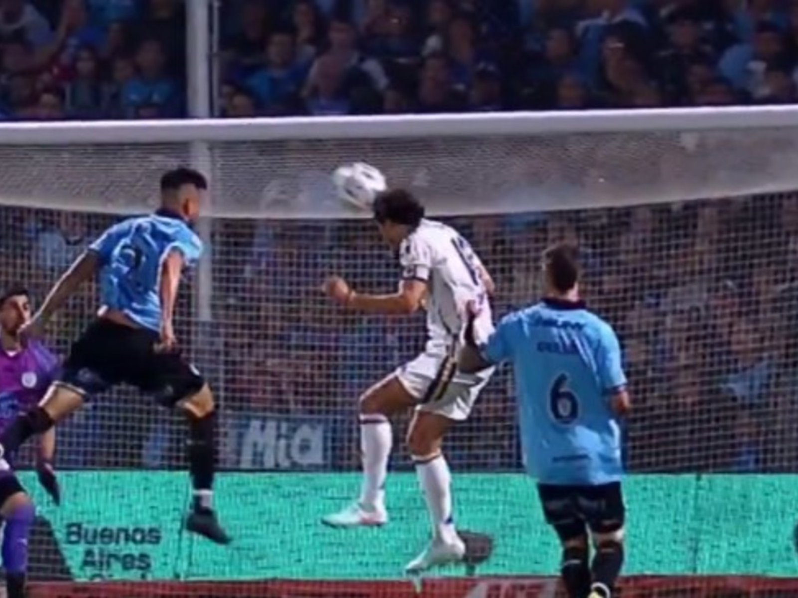 Edinson Cavani volvió a errar un gol increíble y falló en otro pero terminó siendo clave para el triunfo en Córdoba