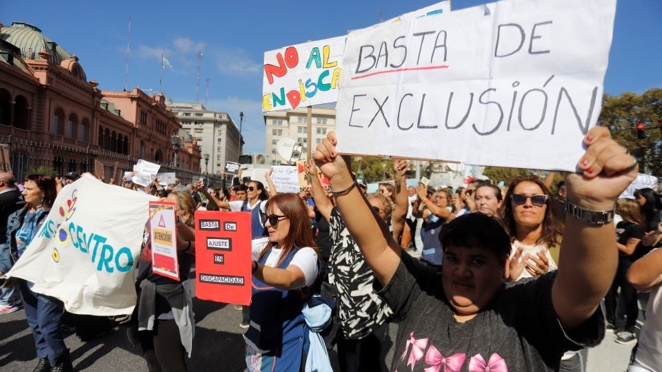Educadores y familiares de personas con discapacidad reclamaron frente a la Rosada por recortes al sector | La Policía Federal los rodeó de modo intimidatorio
