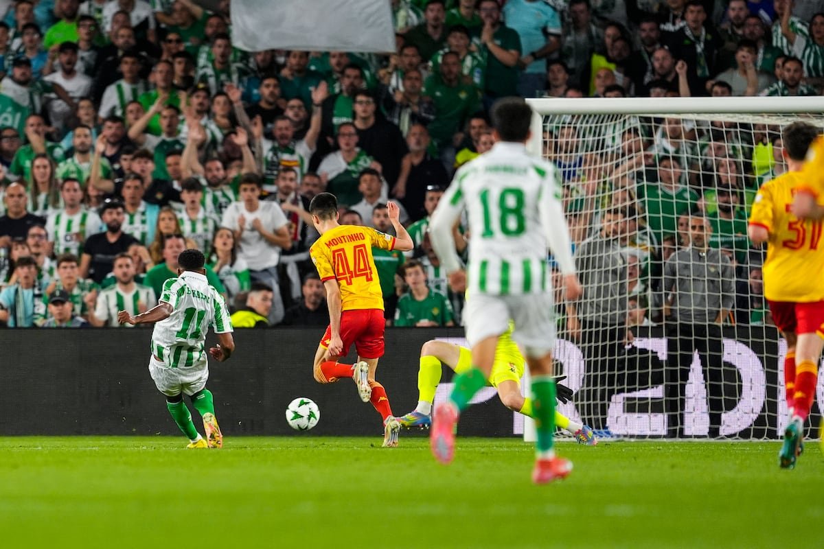 El Betis, que mereció más, se lleva una buena renta a Polonia | Fútbol | Deportes