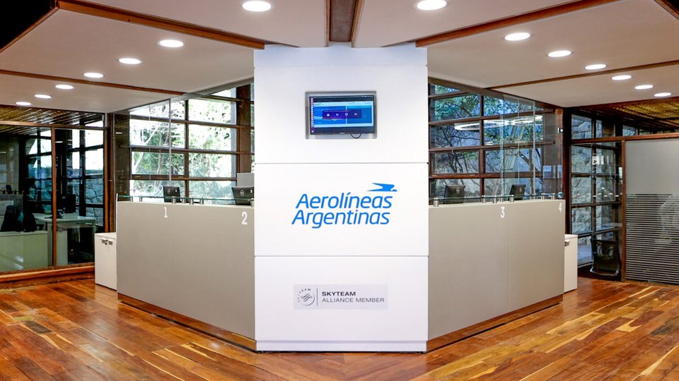 El Gobierno cierra oficinas comerciales de Aerolíneas Argentinas | Un nuevo golpe a la línea de bandera