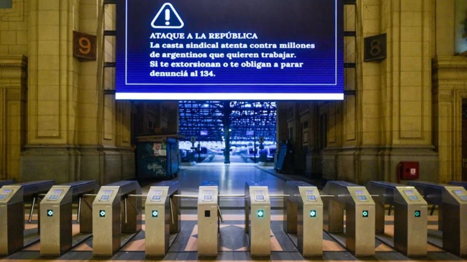 El Gobierno destila más odio: el intimidante mensaje difundido en las estaciones de tren | Tercer paro general contra Milei