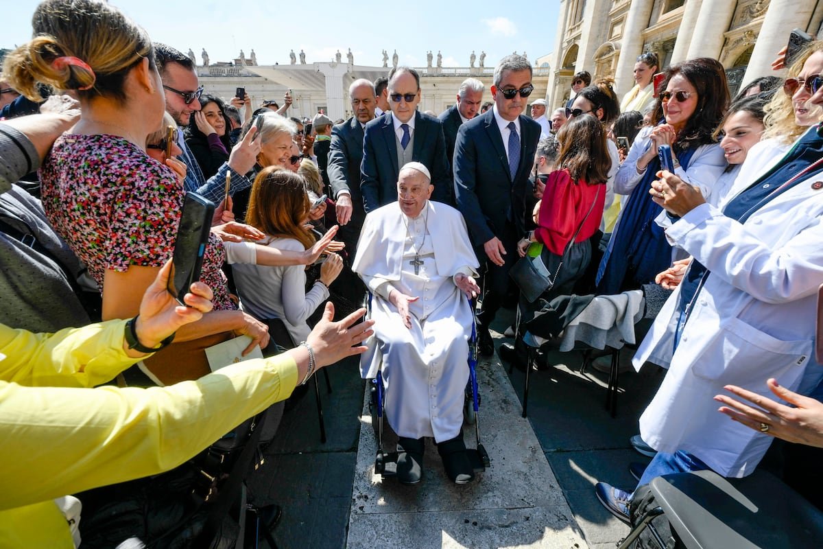El Papa reaparece en la plaza de San Pedro tras abandonar el hospital: “Afrontar juntos el sufrimiento nos hace más humanos” | Internacional
