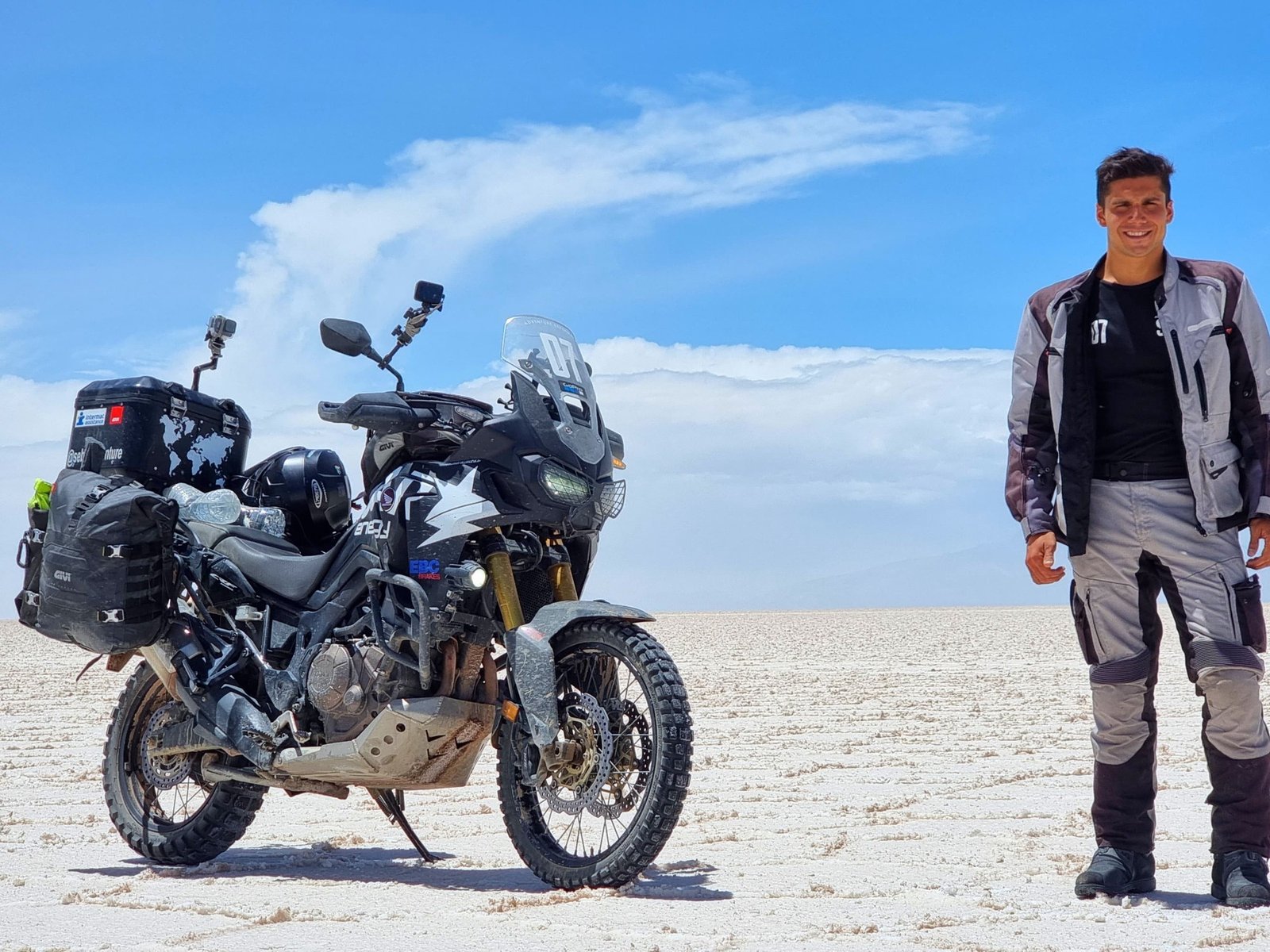 El argentino que dejó todo para vivir como un nómade y hace cuatro años viaja por el mundo en moto