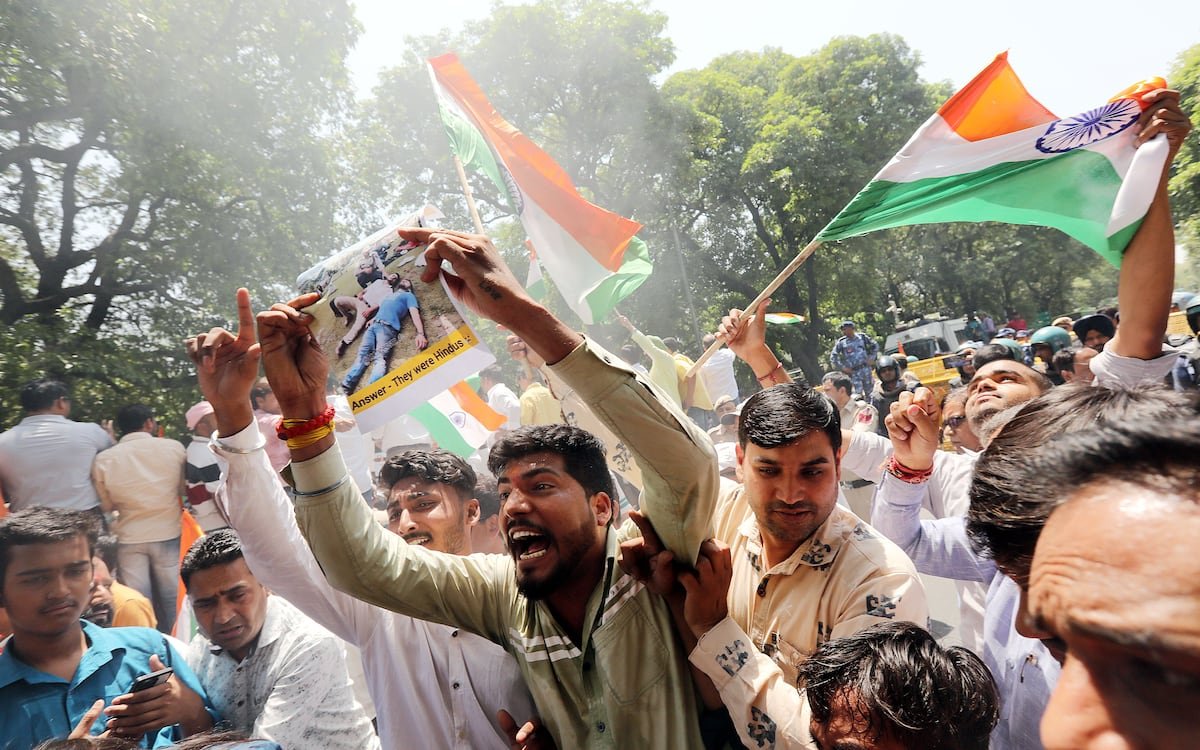 El atentado en Cachemira dispara la tensión entre la India y Pakistán, que suspenden el comercio bilateral y los visados | Internacional