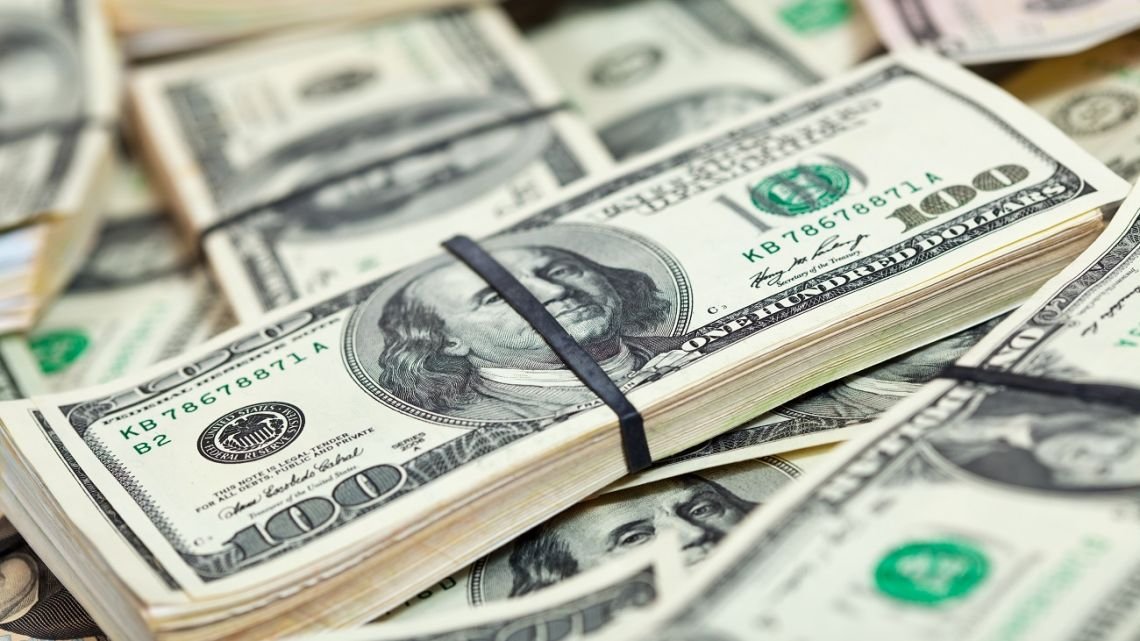 El dólar blue cerró a la baja este 25 de abril y el Banco Central volvió a aumentar las reservas