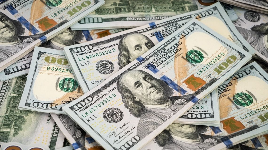 El dólar blue retrocede este 29 de abril, mientras que suben los dólares financieros