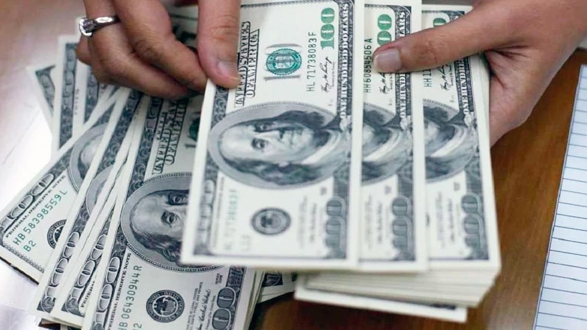 El dólar se vende a $1.210 en el primer día sin cepo cambiario