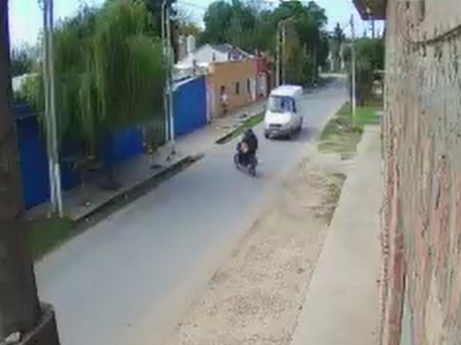 El dueño de un mayorista atropelló a dos motochorros que asaltaron su comercio en Merlo