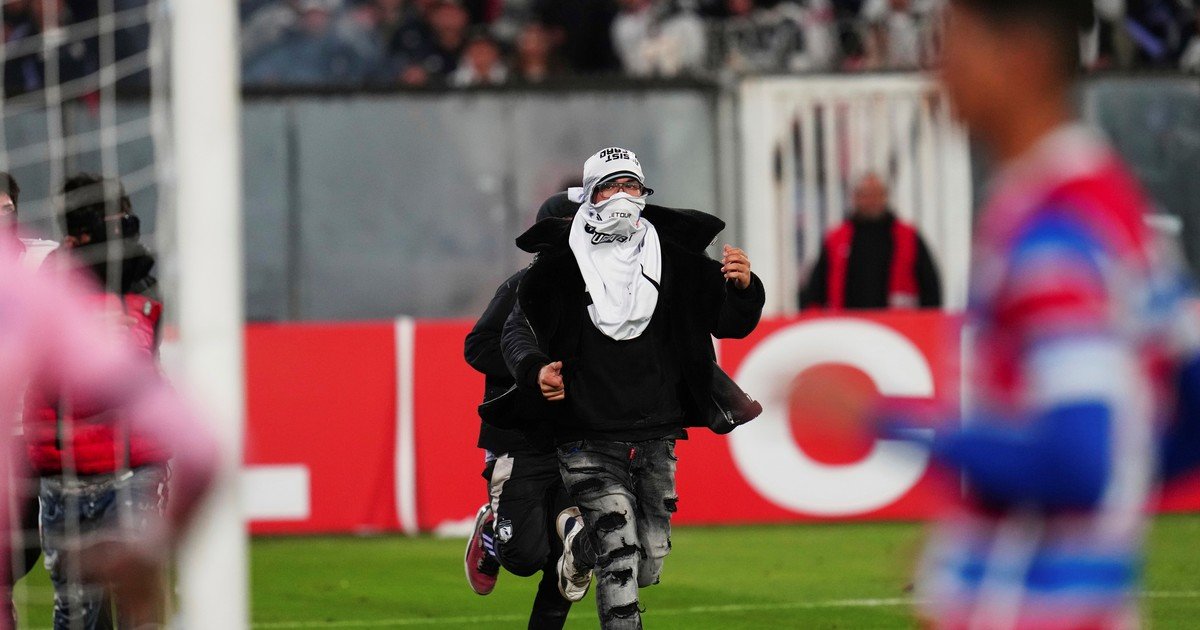 El duro castigo que recibieron los hinchas que invadieron el Monumental durante el duelo entre Colo Colo y Fortaleza :: Olé