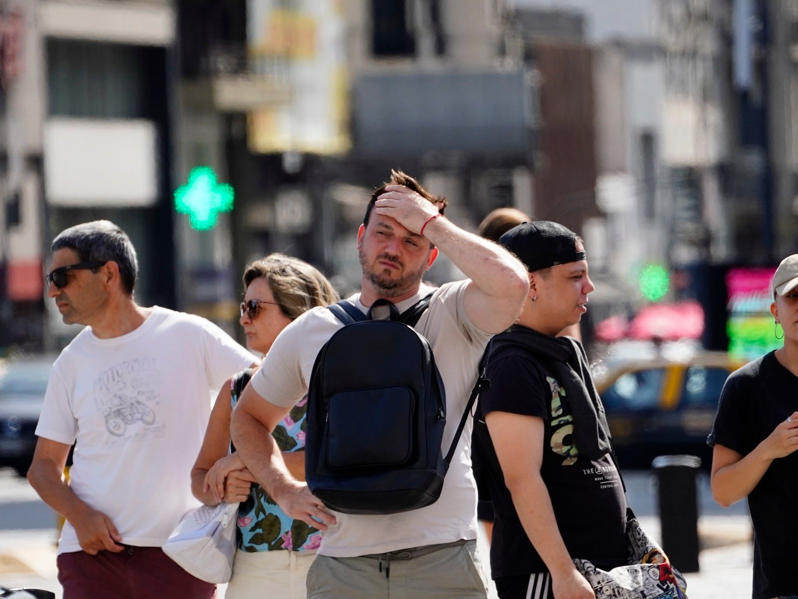 El informe anual del Servicio Meteorológico reportó el calor récord, pero eliminó el cambio climático