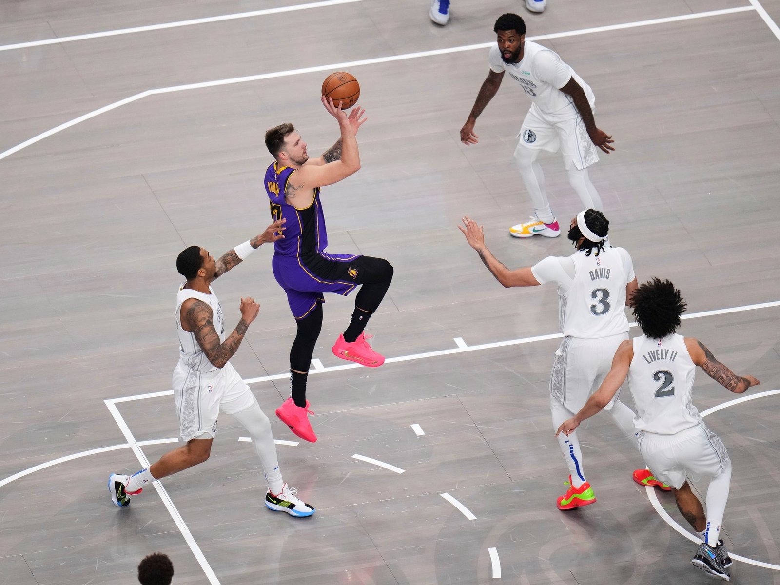 El manager de Dallas no se arrepiente de haber dejado ir a Luka Doncic, que ahora brilla y bate récords de ventas en Los Ángeles