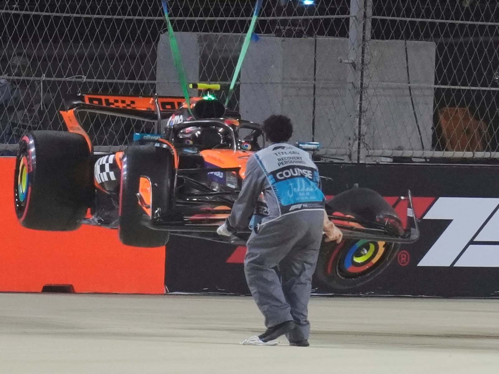 El momento en que Lando Norris choca durante la clasificación de la F1 del GP de Arabia Saudita