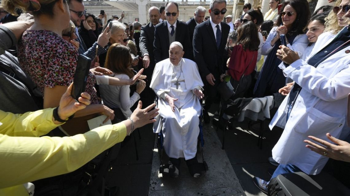 El papa Francisco apareció de sorpresa en la Plaza de San Pedro y saludó a fieles tras su convalecencia