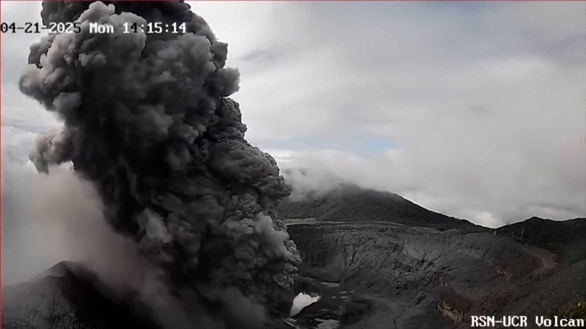El volcán Poás en Costa Rica entra en erupción
