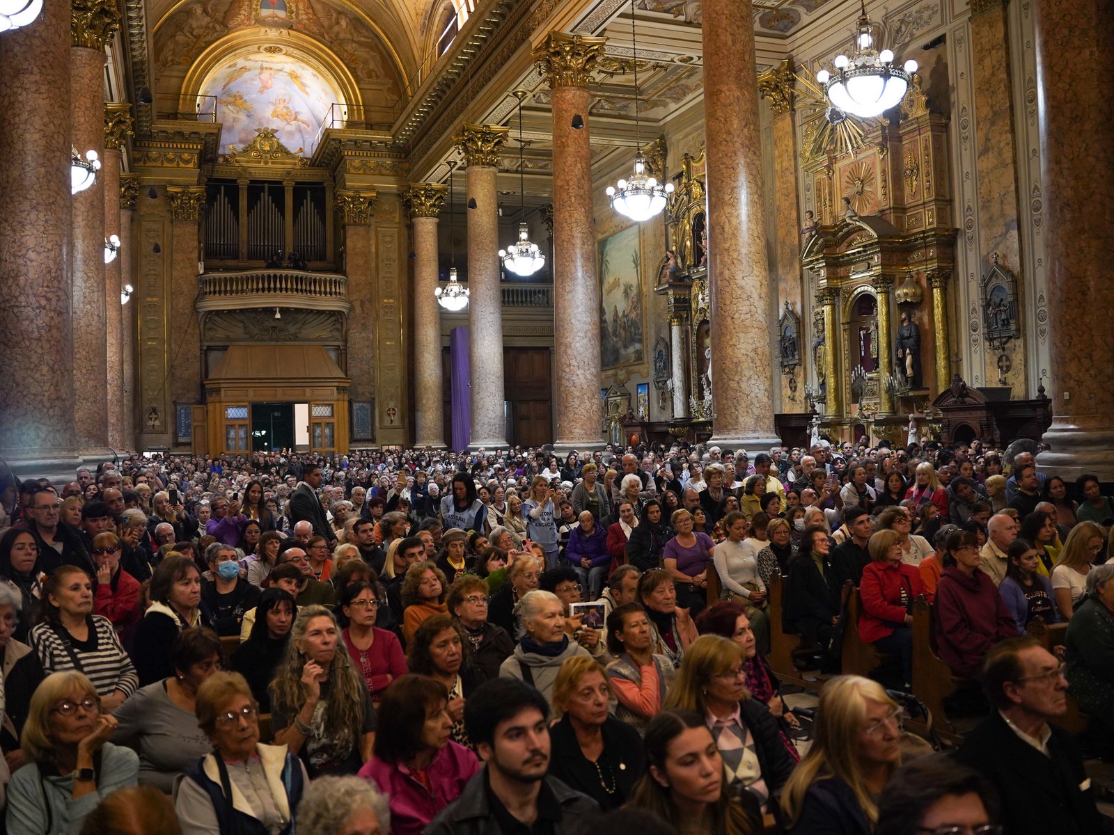 Emotiva misa de despedida al Papa Francisco en la iglesia donde dio sus primeros pasos como sacerdote