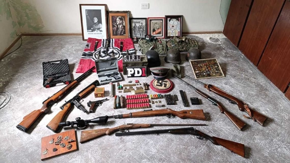 En Rosario, buscaban un arma robada en una casa y hallaron un arsenal y objetos con símbolos nazi
