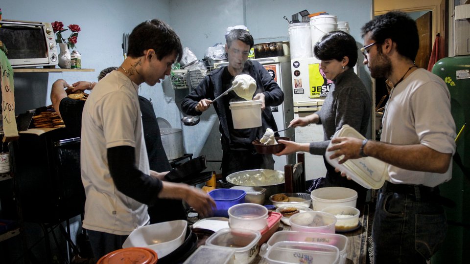 En los comedores ya reciben a la clase media | Lejos de la euforia gubernamental por la salida del cepo, cada vez más personas buscan comida en organizaciones comunitarias