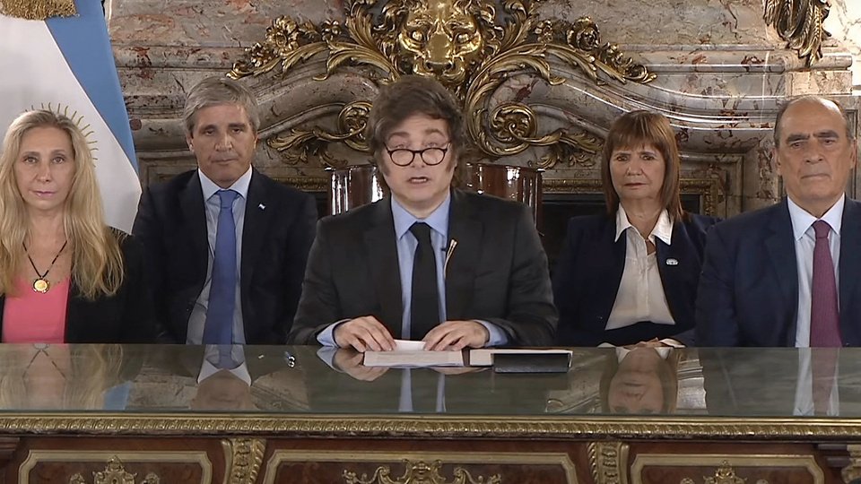 En medio de la incertidumbre cambiaria, Milei recibe al secretario del Tesoro de Estados Unidos | Entre la falta de dólares y la vocación de colonia 