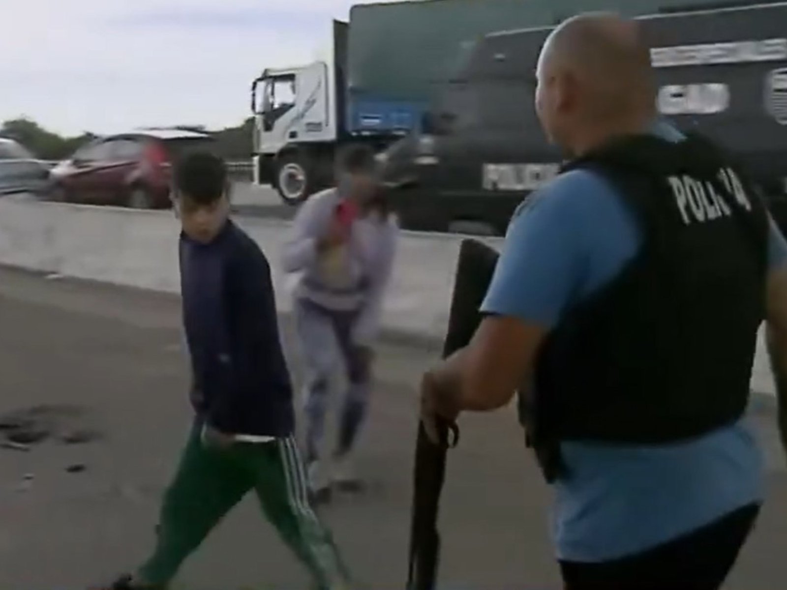 En medio de la protesta de vecinos de Bernal, un chico amenazó con un arma blanca a un policía