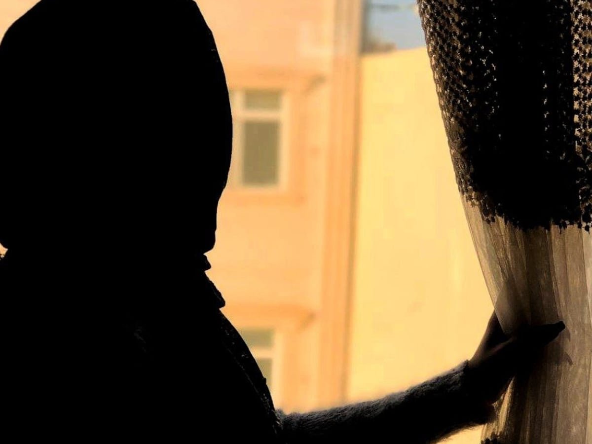 Exteriores concede un visado humanitario a una afgana perseguida pero la deja sin protección al llegar a España | España