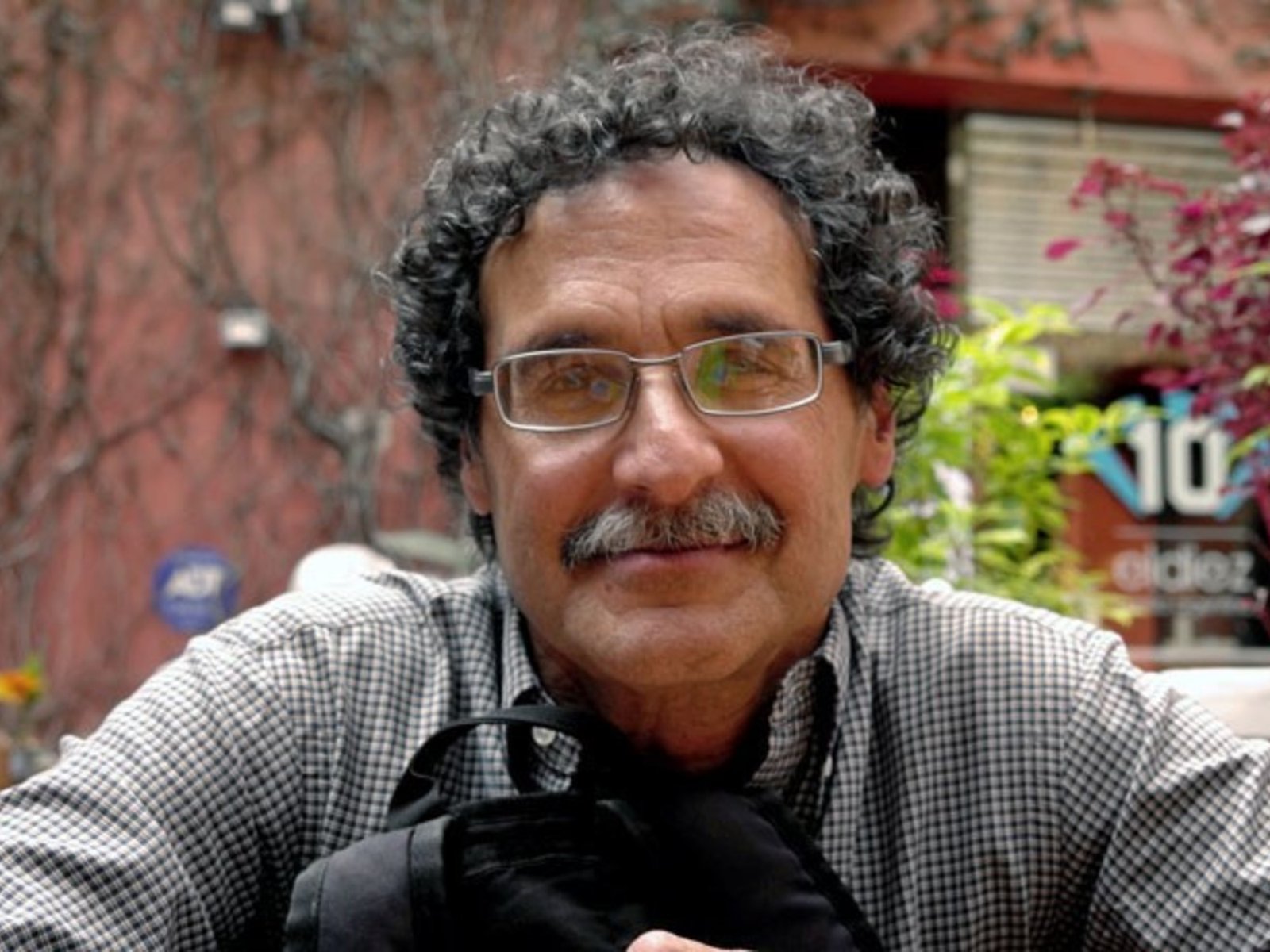 Fabio Morábito vuelve con ‘Jardín de noche’, una fábula sobre la modernidad cruel