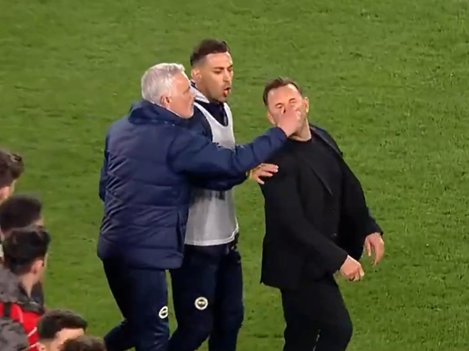 Fenerbahçe quedó eliminado en la Copa de Turquía y José Mourinho le apretó la nariz al entrenador rival