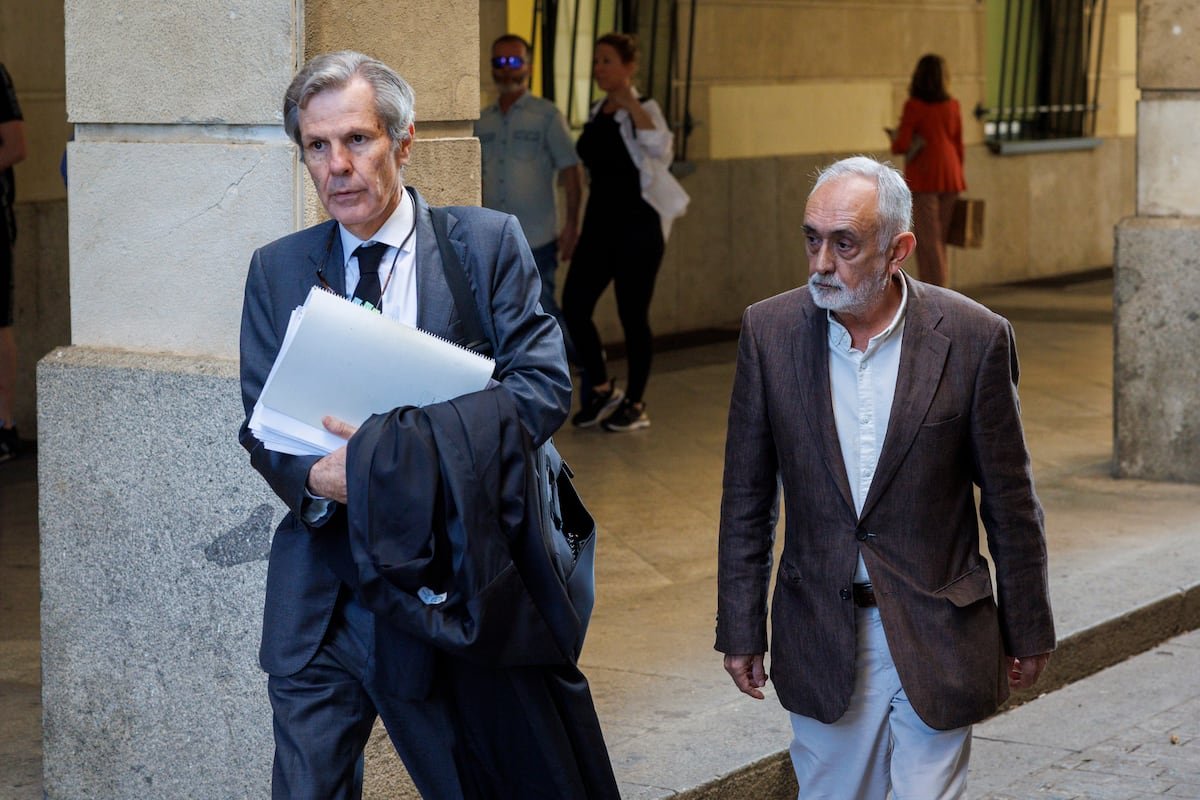 Fernando Villén, condenado a tres años y medio de cárcel, pagó prostíbulos con dinero público de la fundación pública que dirigía: La Audiencia de Sevilla condena a un exdirectivo de la Junta por pagar 359.000 euros a un exalcalde que nunca acudió a trabajar | España