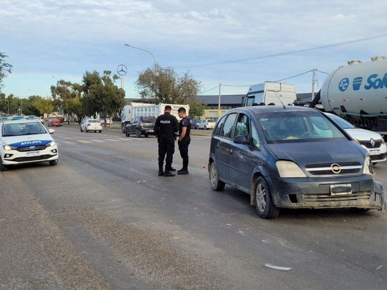 Fuerte choque en Yrigoyen y Estados Unidos: una menor fue derivada al hospital