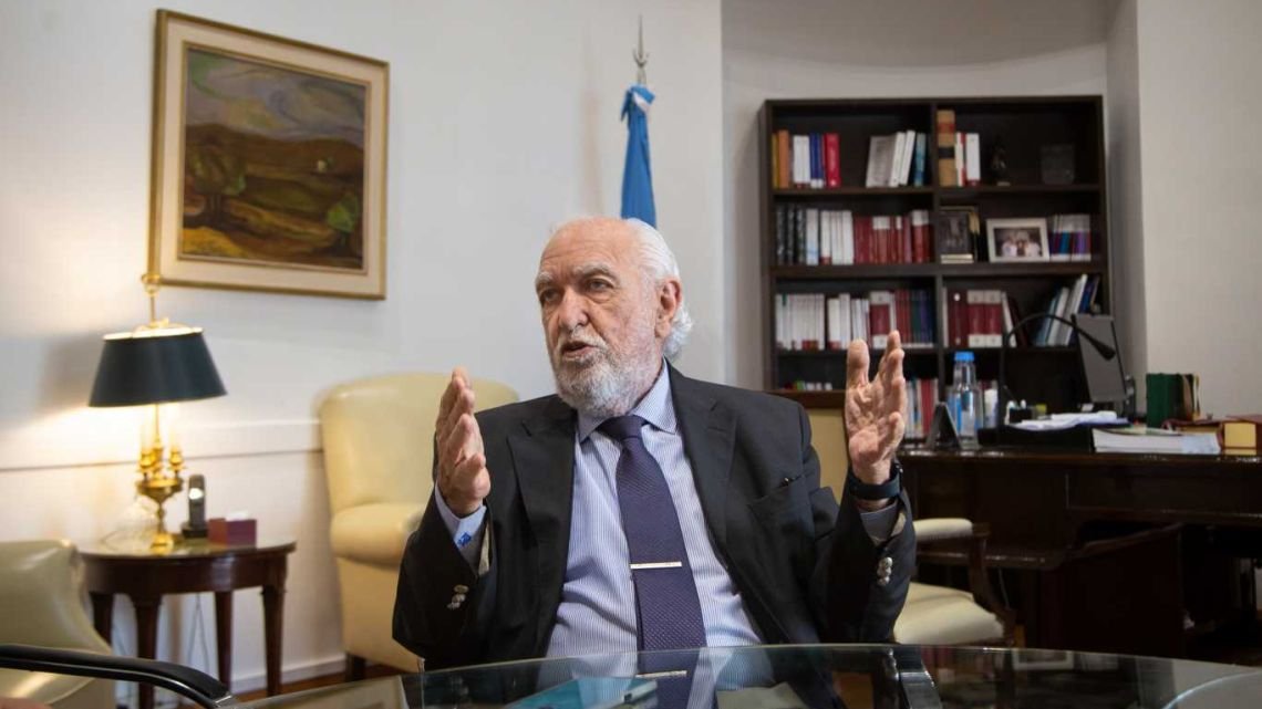 Gil Lavedra, del tribunal que enjuició a las Juntas: “Que los recuerdos de la democracia nos guíen en el camino de la ley y la justicia”