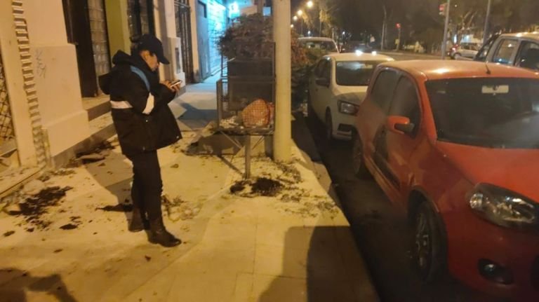 Intentó prender fuego un auto frente a un boliche y fue detenido tras una breve fuga