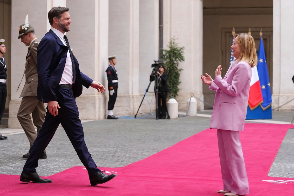 J. D. Vance: El vicepresidente de EE UU, en su encuentro con Meloni: “Con suerte, podremos poner fin a esta guerra tan brutal” | Internacional